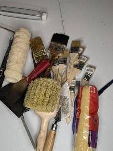 lot 206 image: Assorted Paint Brushes and Painting Accessories