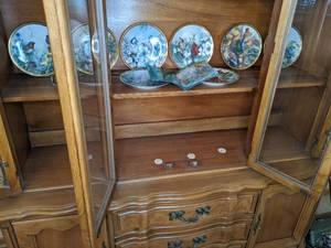 lot 269 image: Eight Gold-Rimmed Decorative Lenox Display Plates - Bird Scenes