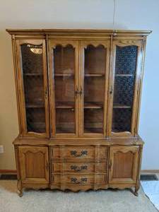 lot 85 image: Beautiful Vintage Wood Hutch