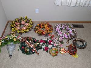 lot 100 image: Wreaths For Every Season