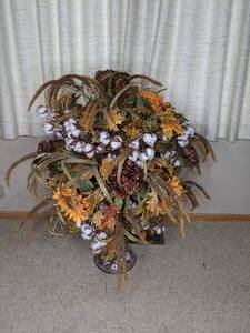 lot 103 image: Large Autumn Decor Centerpiece