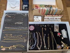 lot 92 image: Lot of Vintage Costume Jewelry