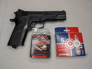 lot 59 image: Crosman 1008 RepeatAir CO2 Pistol w Cartridges & Pellets