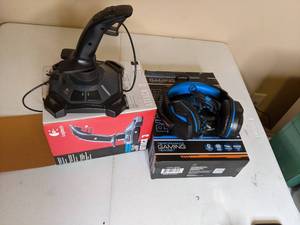 lot 166 image: Billboard Performance Gaming Headset & Logitech Attack 3 Joystick