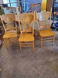 lot 2 image: Oak Pedestal Table With Tiger Paw Feet & 3 Solid Chairs