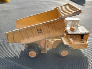 lot 32 image: ERTL 116th Scale Earth Mover (International Harvestor)