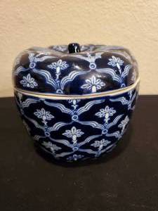 lot 96 image: Bombay Made in China Fabrique En Chime