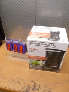 Black & Decker 12 cup programmable coffee naker. Appears new in box. As shown.