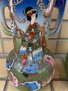 lot 9 image: Pair of Moriagie Asian Vases