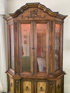 lot 8 image: Vintage Display Cabinet