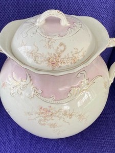 lot 15 image: Large Covered Antique Dish (LaBelle)