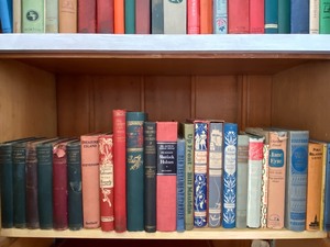 lot 102 image: Large Lot of Vintage Books