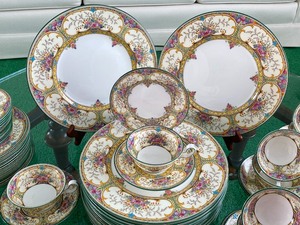 lot 18 image: Wedgewood China Set- Austell