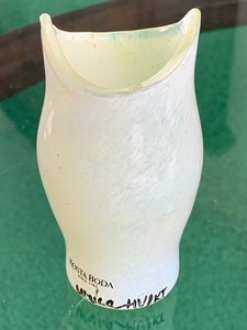 lot 20 image: Signed Kosta Boda Cat Bud Vase