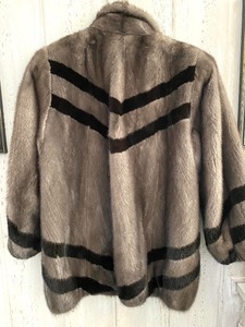 lot 34 image: Ladies Fur Coat w Unique Design