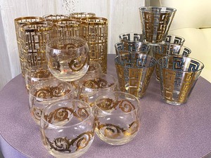 lot 47 image: All that Glitters is Gold Gold Themed Vintage Cocktail Glasses