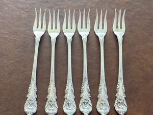 lot 55 image: Six Wallace Sterling Relish Forks (Sir Christopher)