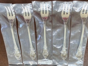 lot 64 image: Five New Wallace Sterling Silver Relish Forks in the pattern of Sir Christopher