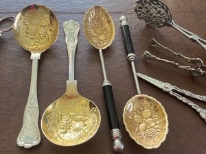 lot 128 image: ServingHosting Utensils