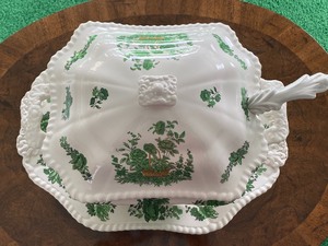 lot 132 image: Spode Green Basket Tureen