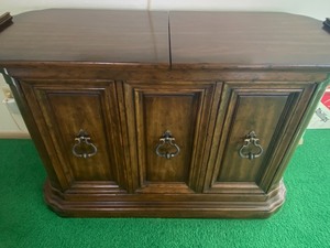 lot 134 image: Vintage Expandable SideboardConsole by Heritage