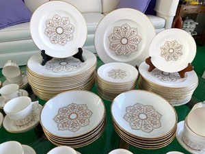 lot 139 image: Royal Crown Derby China Dish Set