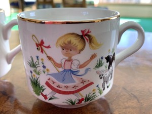 lot 151 image: Pair of Adorable Vintage Mugs