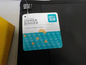 lot 64 image: 6 Pen and Gear zipper binders...