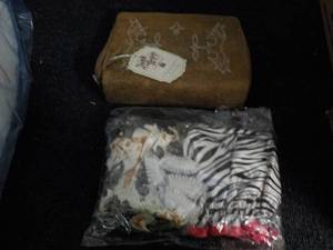 lot 128 image: Junk Gypsy Beauty case and shower e...