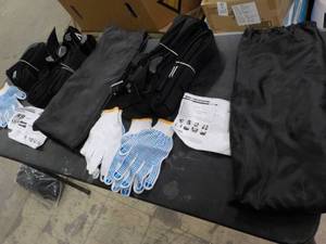 lot 200 image: 2 sets of moving straps in travel b...