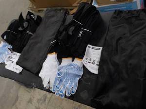 lot 201 image: 2 sets of moving straps in travel b...