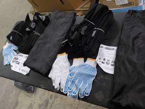 lot 203 image: 2 sets of moving straps in travel b...