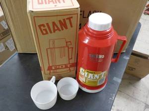 lot 251 image: 1.8 liter Thermo Vogue vacuum flask...