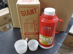 lot 253 image: 1.8 liter Thermo Vogue vacuum flask...
