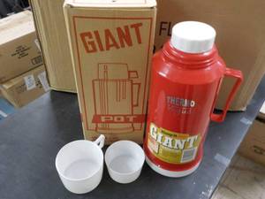 lot 254 image: 1.8 liter Thermo Vogue vacuum flask...