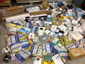 PALLET OF ASSORTED LOT OF MOEN BATHROOM AND ASSORIES CUSTOMER RETURNS SEE PICTURES