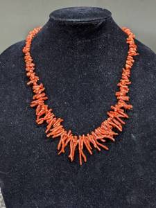 lot 15 image: Gorgeous Vintage Coral Graduated Branch Neckace