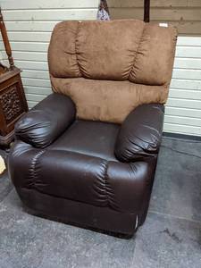 lot 31 image: Comfy New Mis-Matched Easy Chair - Great for Shop, Man Cave, Etc.