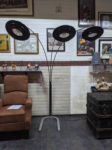 lot 17 image: Mid Century Modern Chrome & Black 3 Arm Saucer Floor Lamp