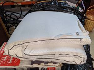 lot 64 image: Lucid Dream Collection 3 Gel Memory Foam Topper with Breathable Cover, Full