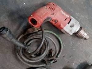 lot 31 image: 2 Milwaukee electric drills