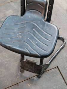 lot 29 image: Adjustable shop stool