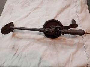 lot 25 image: Hand crank drill