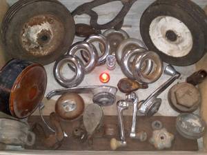 lot 16 image: Collectible lot in wooden crate