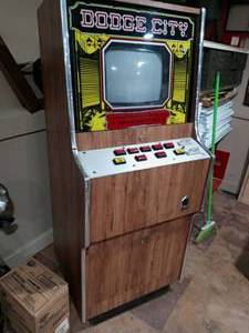 lot 18 image: Dodge City upright arcade machine