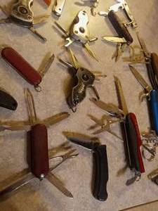 lot 27 image: 23 pocket folding knives