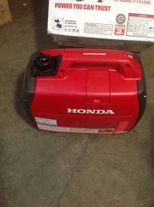 Honda EU2200i 2200-Watt 120-Volt Super Quiet Portable Inverter Generator see pictures