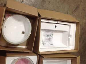 Pallet with assorted ceramic sinks see pictures