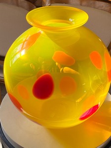 lot 8 image: Beautifully Stunning Art Glass Vessel by Aloysi Graham