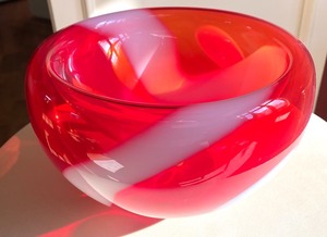 lot 15 image: Red Bubble Art Glass Bowl by Aloysi Graham